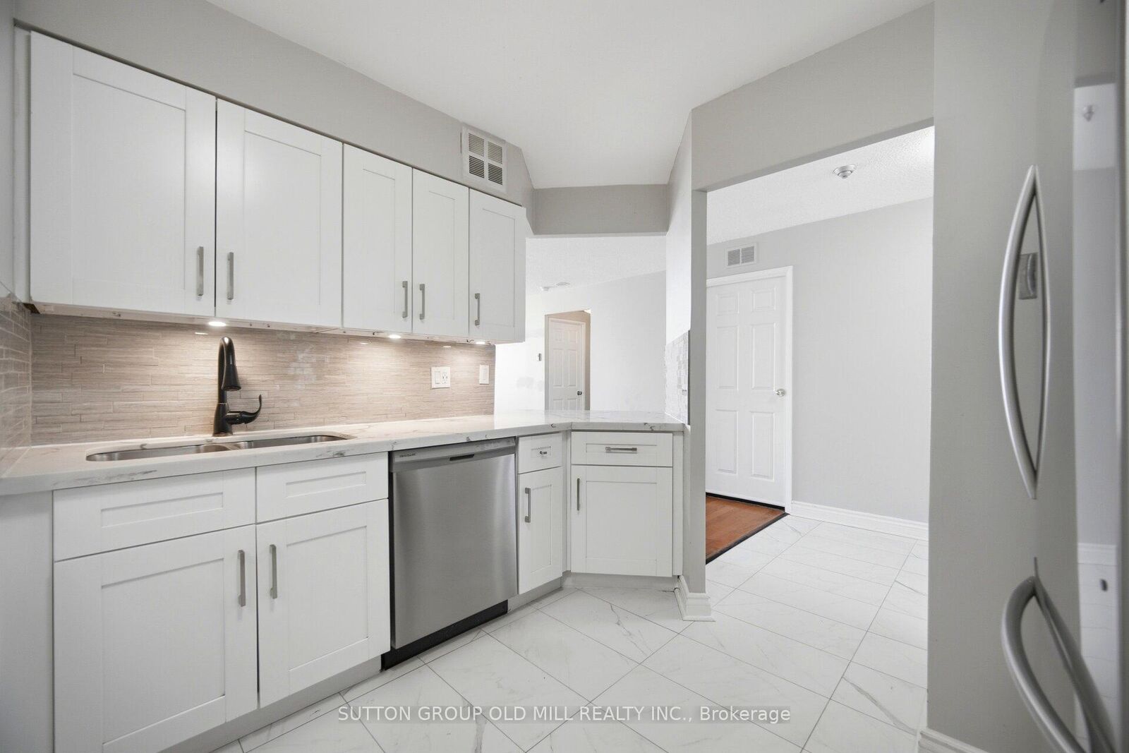 Property Photo: 3605 Kariya Drive 1812 ON L5B 3J4
