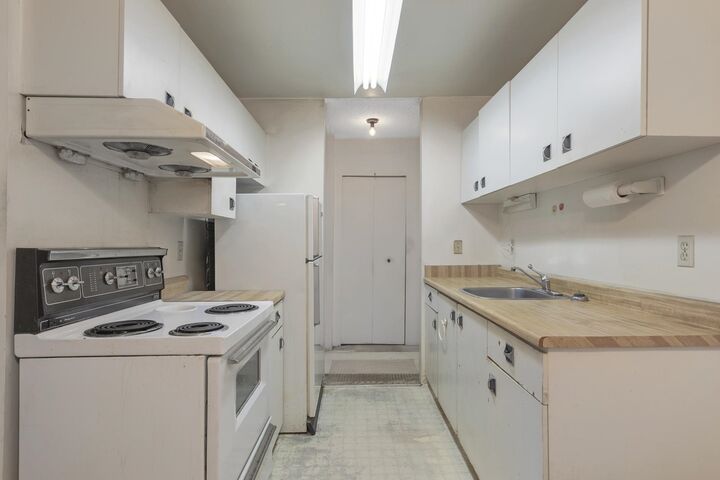 Property Photo: 1440 E Broadway Street 115 BC V5N 5P2