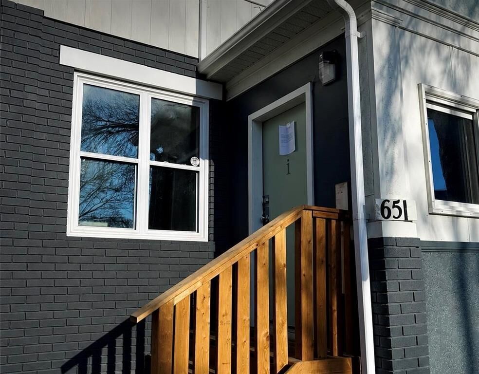 Property Photo:  651 Flora Avenue  MB R2W 2S4 