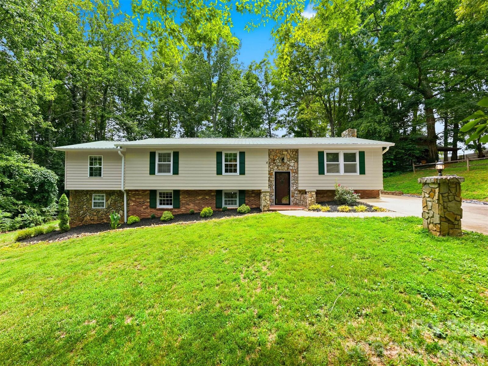 Property Photo: 408 Birch Circle Drive NC 28638