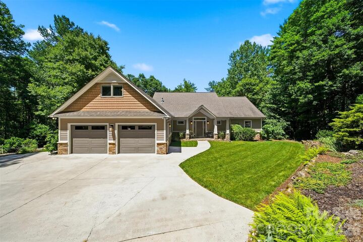 Property Photo: 104 Rivercliff Drive W NC 28612