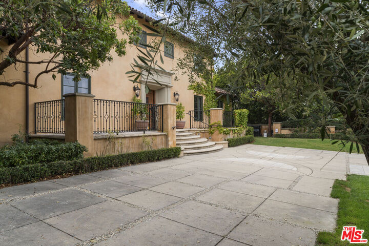 Property Photo:  305 S June St  CA 90020 