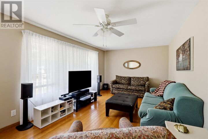 Property Photo:  183 Meadow Park Cres  ON P6A 4H1 