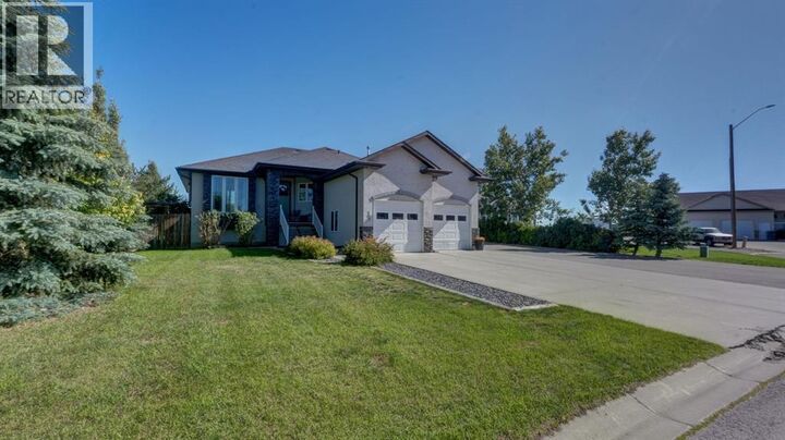 Property Photo:  106 Derochie Drive West  AB T0L 0T0 