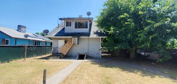 Property Photo:  2303 E Grant Avenue  CA 93701 