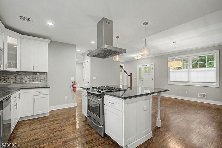 Property Photo:  8 Phyllis Pl  NJ 07869 