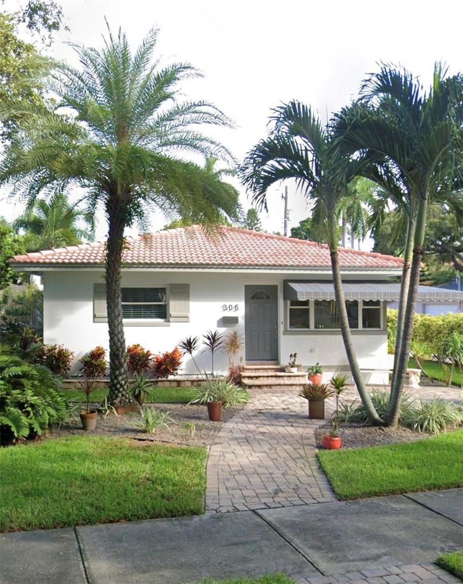 Property Photo: 305 25th Avenue NE FL 33704