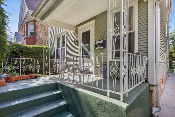 Property Photo:  1025 Garnett Place  IL 60201 