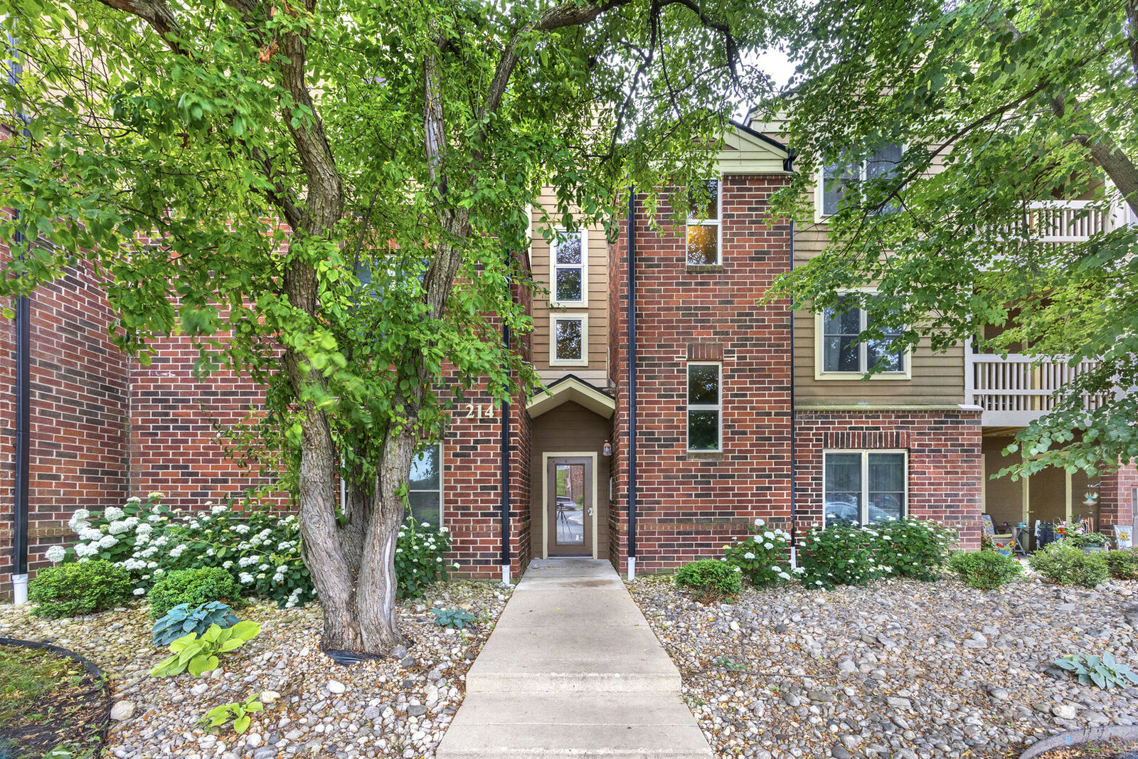 Property Photo: 214 Glengarry Drive 201 IL 60108
