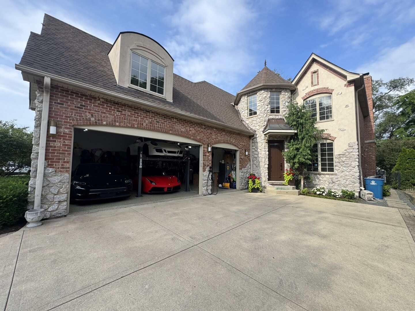 Property Photo:  239 N Highland Avenue  IL 60126 