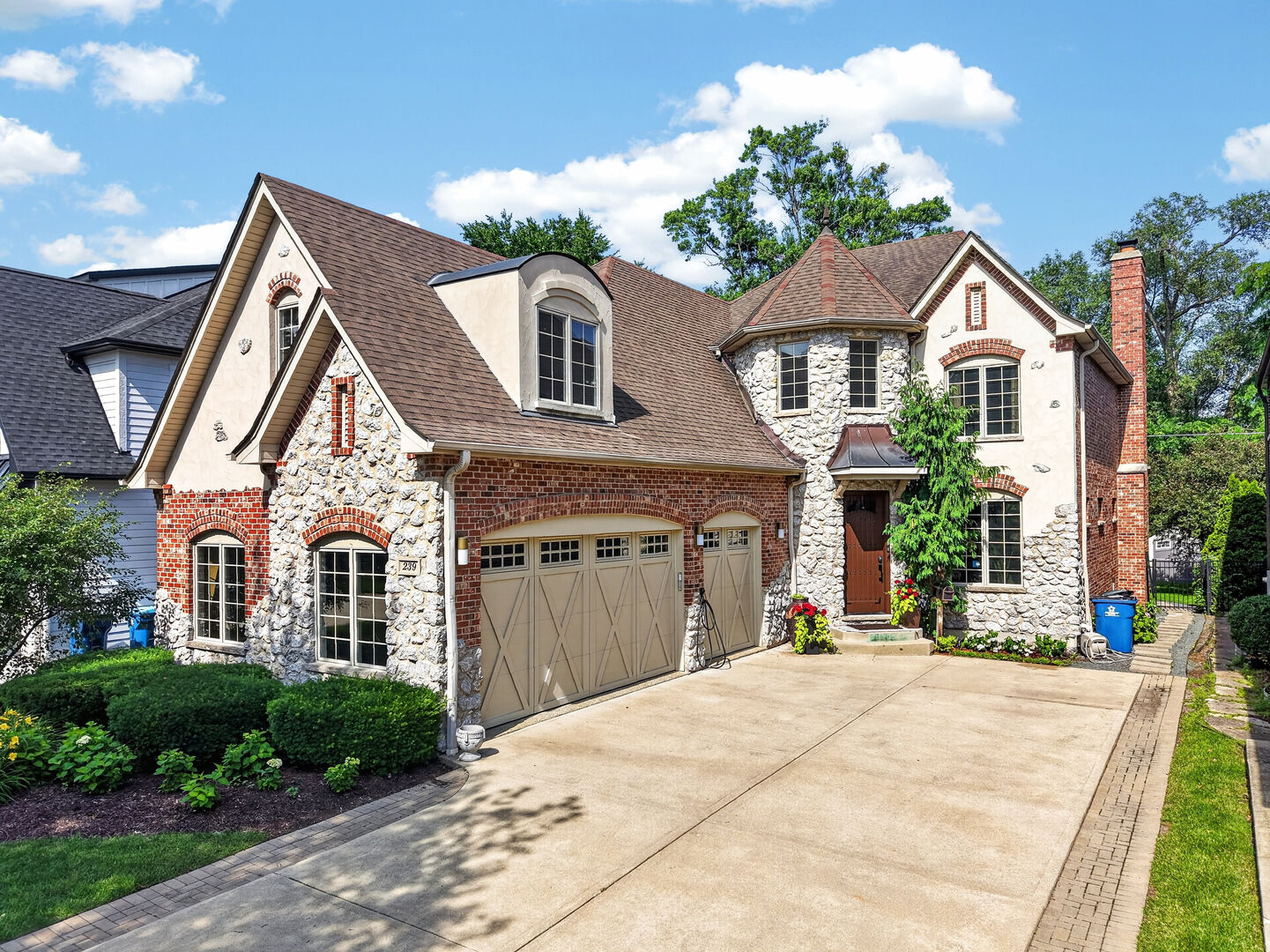 Property Photo:  239 N Highland Avenue  IL 60126 