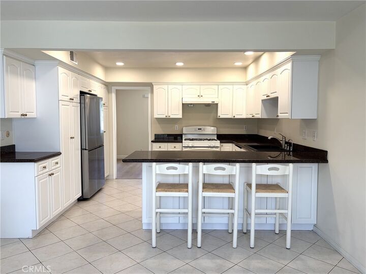 Property Photo:  48 Oak Tree Lane  CA 92612 