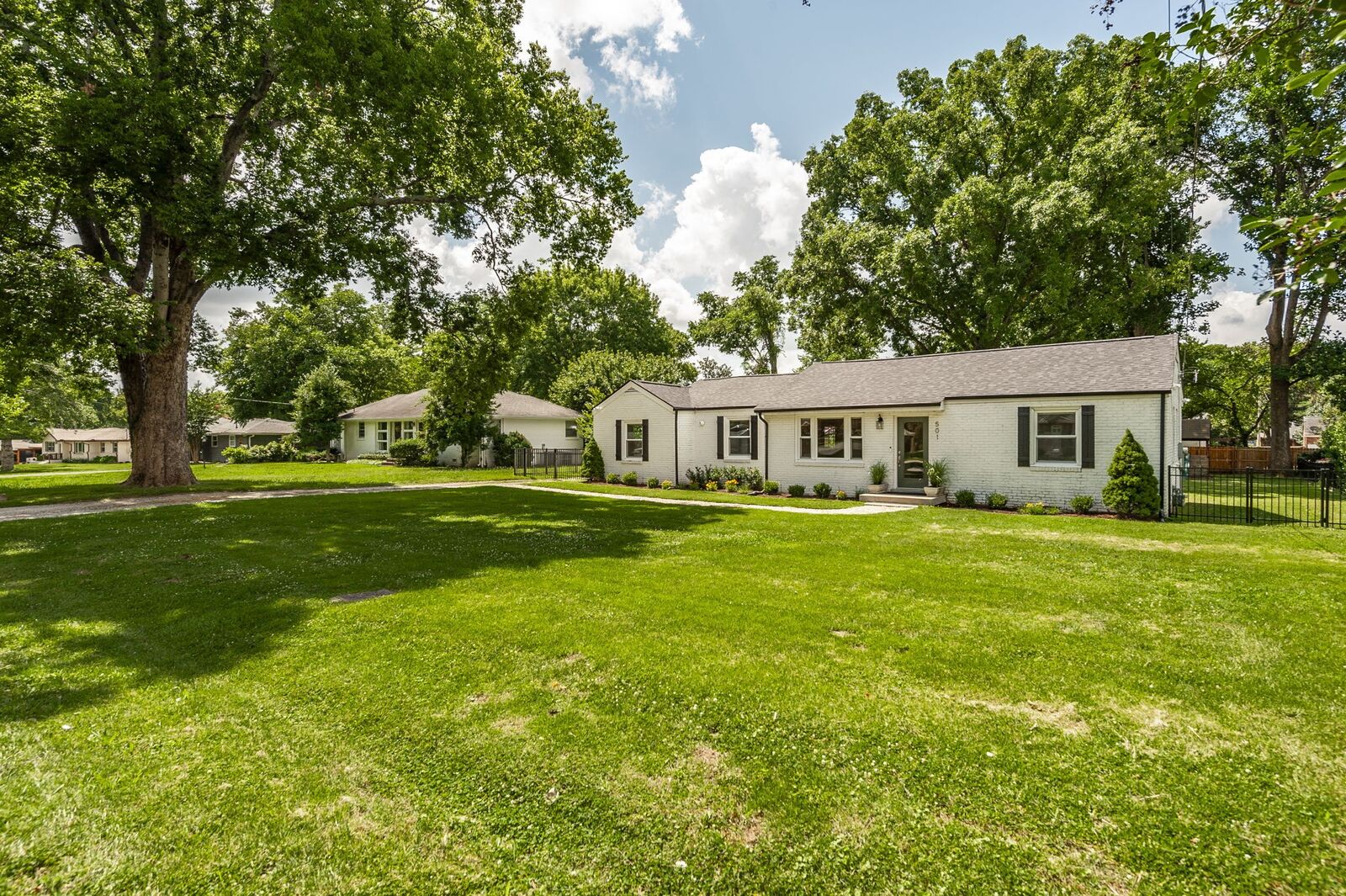 Property Photo: 501 Brentlawn Dr TN 37220