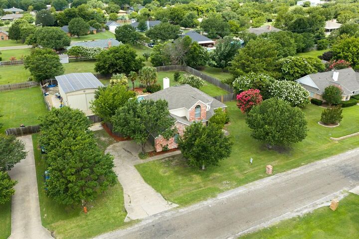 Property Photo:  1110 Hampshire Drive  TX 75165 