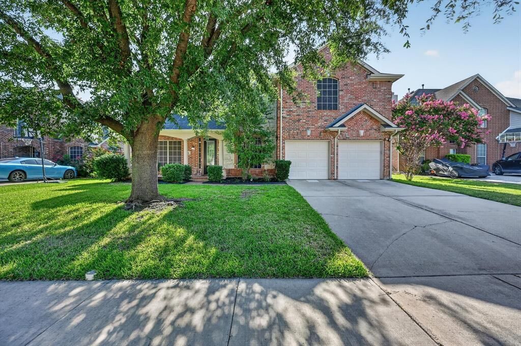 Property Photo:  305 Victory Lane  TX 76063 