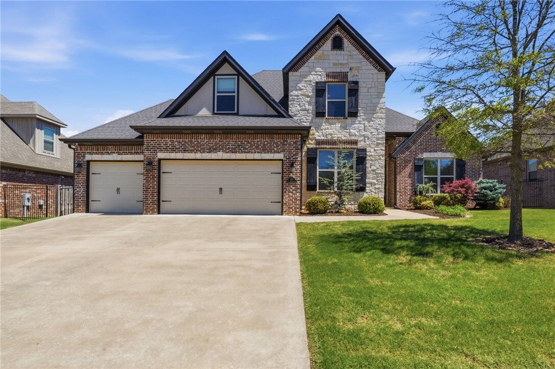 Property Photo:  100 NW Highland Road  AR 72712 