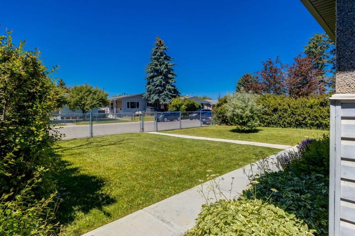 Property Photo:  2024 43 Street SE  AB T2B 1H4 