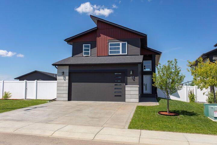 Property Photo:  70 Parlby Crescent  AB T4L 0J9 
