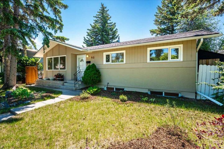 Property Photo:  90 Armstrong Crescent SE  AB T2J 0X3 