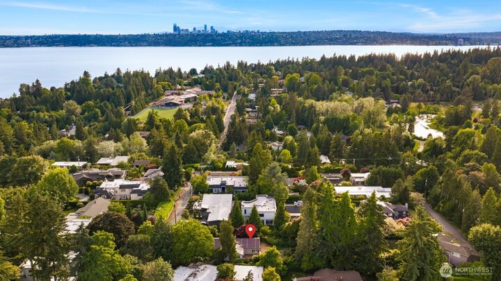 Property Photo:  804  84th Avenue NE  WA 98039 