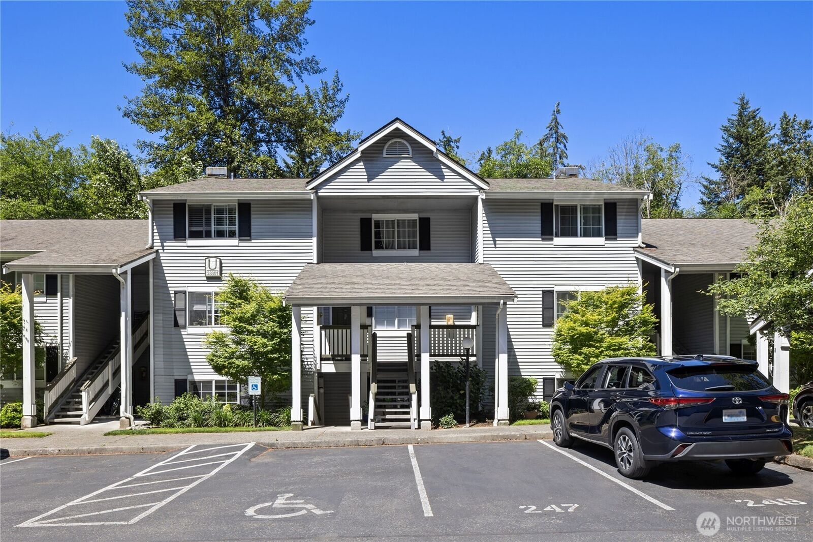 Property Photo:  23301  Cedar Way U102  WA 98043 