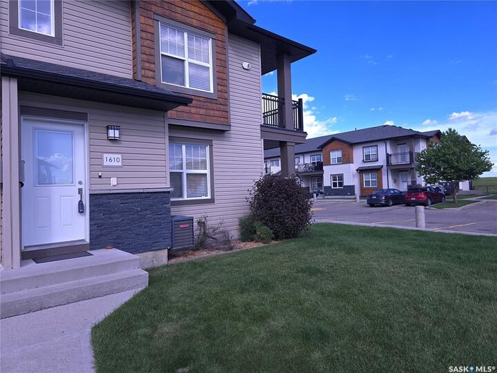 1015 Patrick Crescent 1610 — photo 1