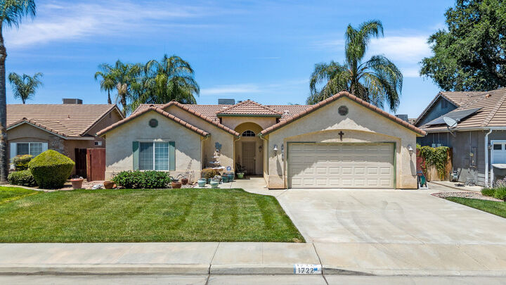 Property Photo:  1722 W Julieann Avenue  CA 93257 