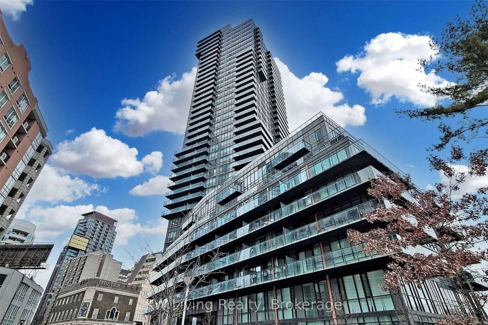 Property Photo:  825 Church Street 2701  ON M4W 3Z4 