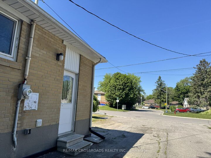 Property Photo:  21 Davis Road Lower  ON L4G 2B4 