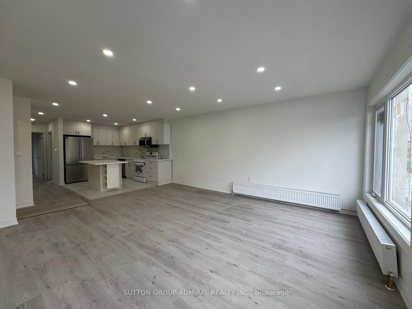 Property Photo:  2986A Dufferin Street Upper  ON M6B 3T3 