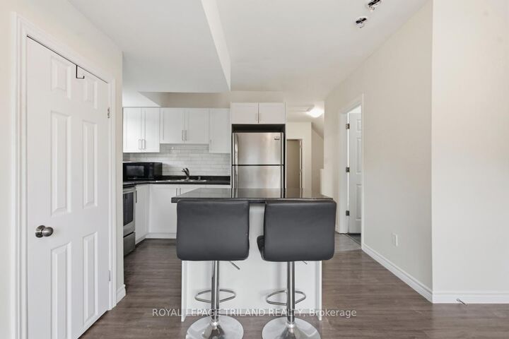 Property Photo:  876 Van Street 2  ON N5Z 1M7 