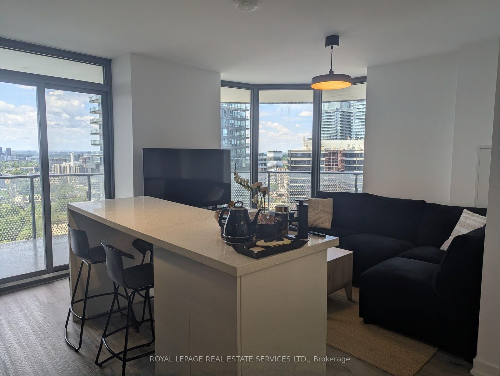 Property Photo:  11 Wellesley Street W 3208  ON M4Y 0G4 