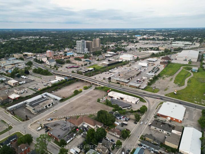 Property Photo:  576 Horton Street E  ON N6B 1M7 