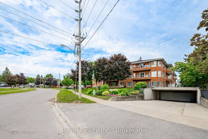 Property Photo: 3 Heritage Way 302 ON K9V 5Z1