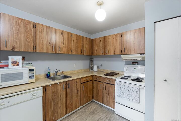 Property Photo: 345 Morison Ave #201 BC V9P 1P4