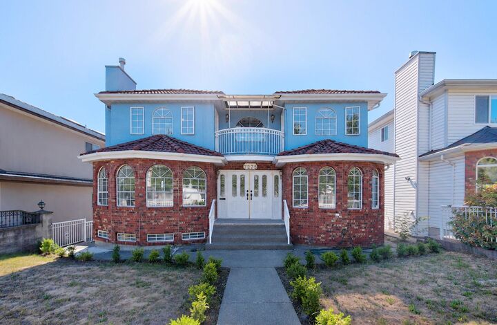7275 Victoria Drive — photo 1