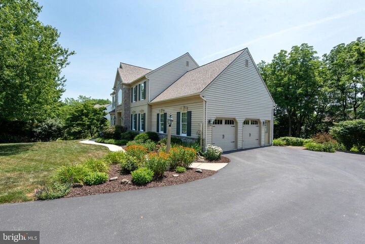 Property Photo: 1115 Persimmon Drive PA 17601