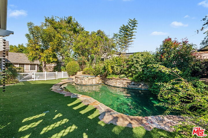 Property Photo: 4780 Vista De Oro Ave CA 91364