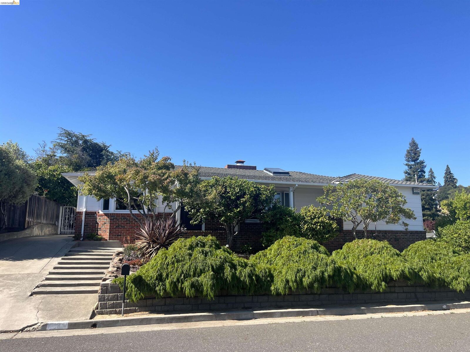 Property Photo: 26 Dudley Ct CA 94611
