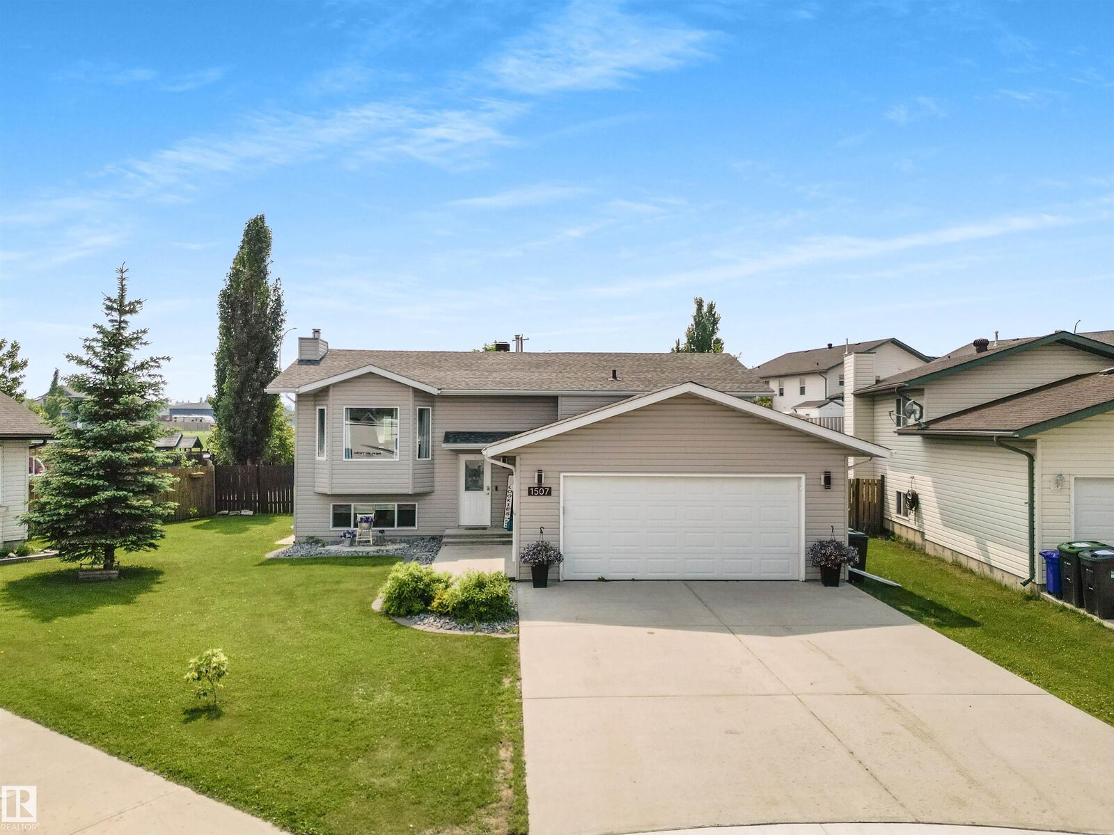 Property Photo:  1507 Lakeridge Close  AB T9M 1K9 