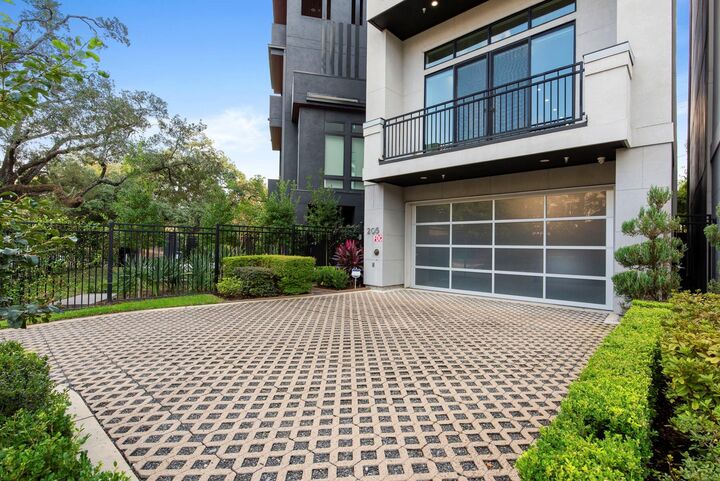 Property Photo:  205 Portland Street  TX 77006 