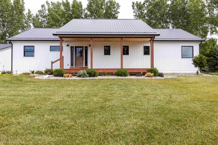 Property Photo:  923 E Wheeler  MI 48706 