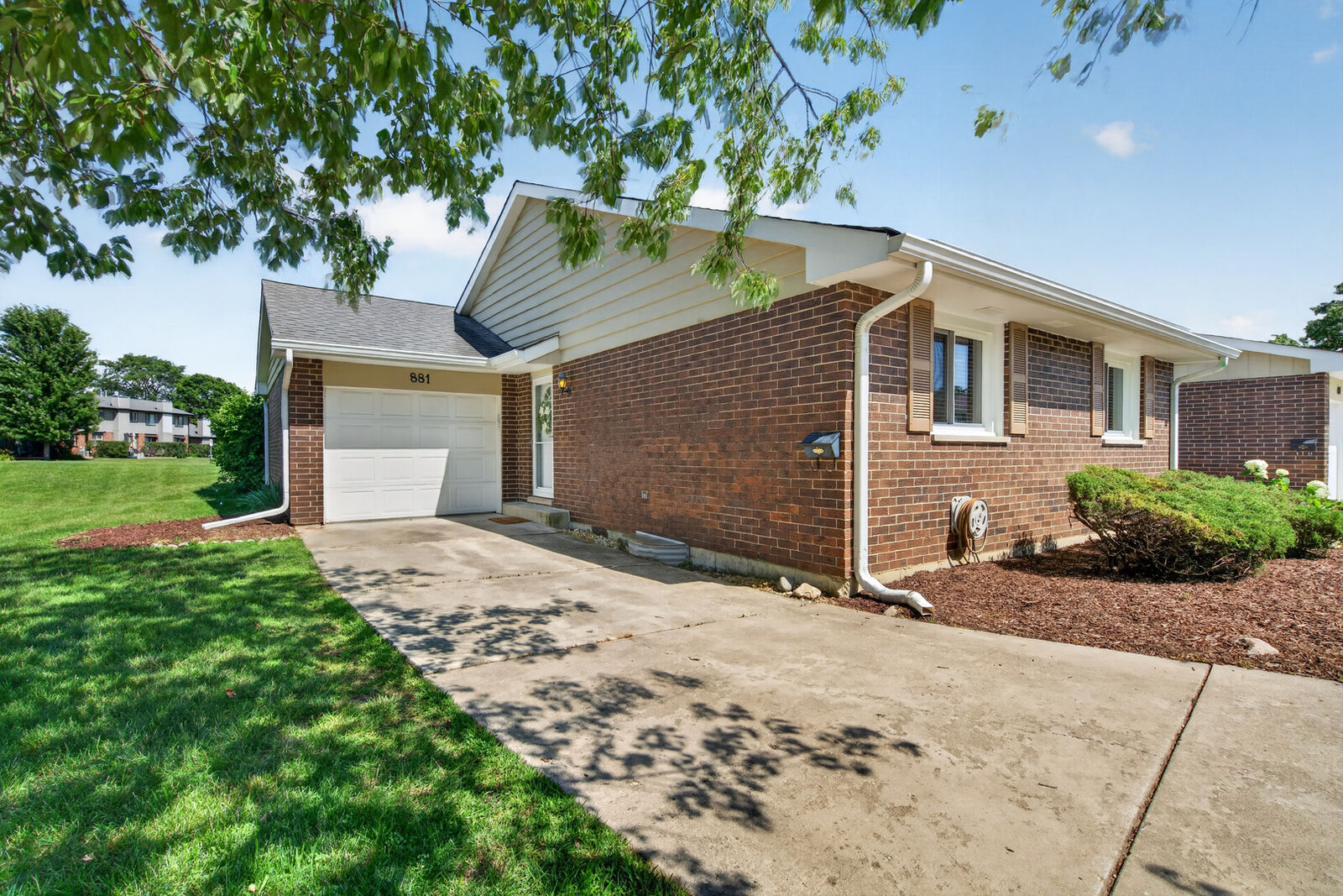 Property Photo:  881 Heatherbrook Court  IL 60189 