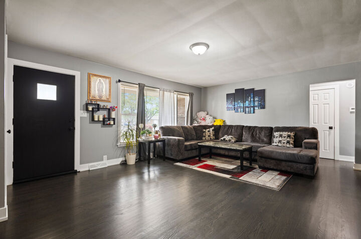 Property Photo:  251 W 10th Street  IL 60411 