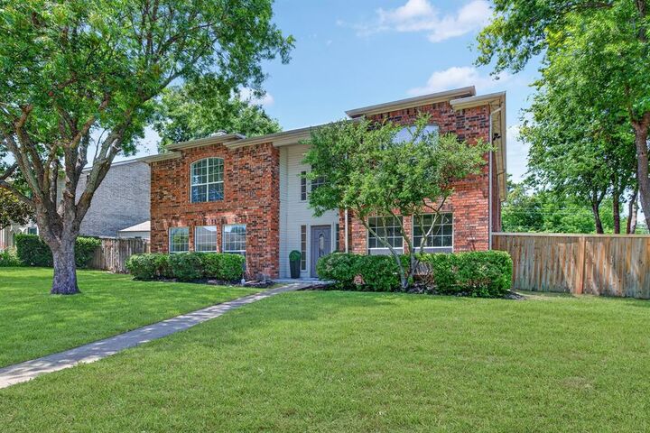 Property Photo:  825 Foxwood Lane  TX 75098 