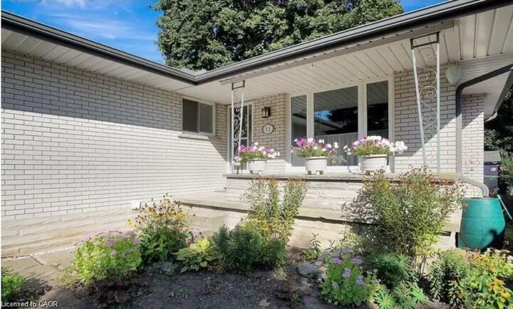Property Photo: 11 Duncairn Avenue ON N2M 4S5
