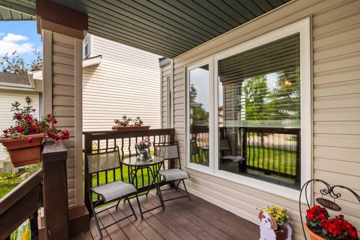 Property Photo:  217 Douglas Glen Close SE  AB T2Z 2V7 
