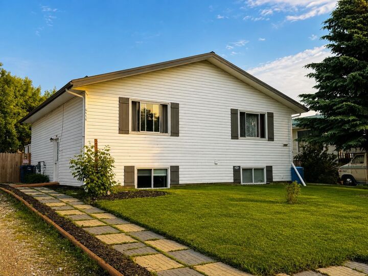 2119 23 Ave Close — photo 1