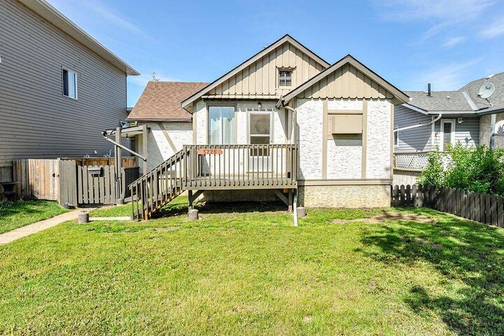 Property Photo:  42 Street 5226  AB T4V 1A8 