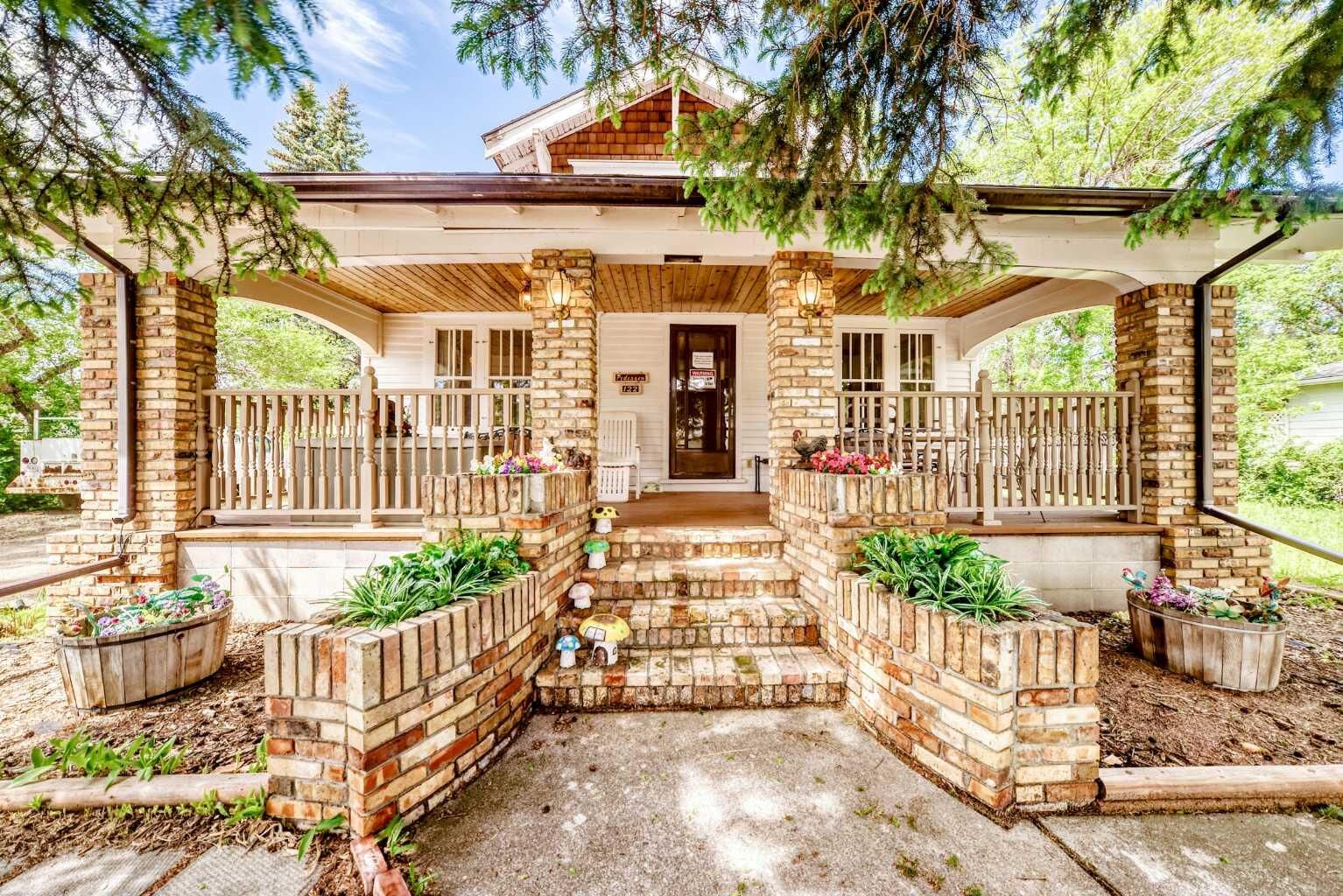 Property Photo: 122 2 Avenue E AB T0J 2R0